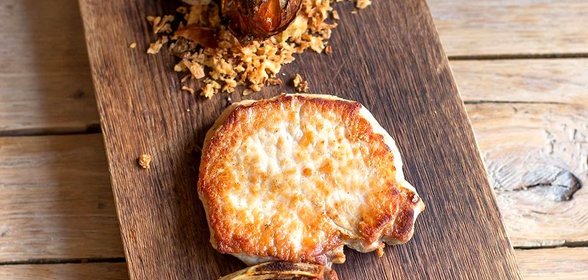 Свиная корейка с пюре из груши и запеченым луком