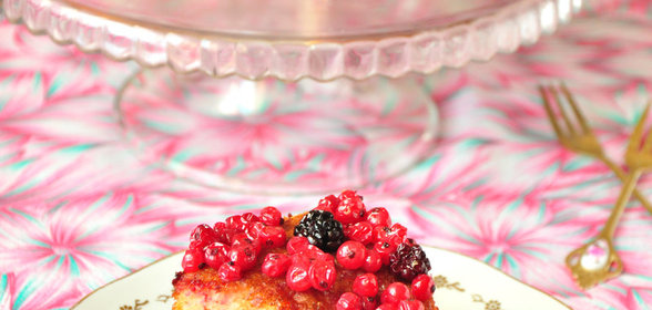 Манный торт с кокосовой стружкой и ягодами