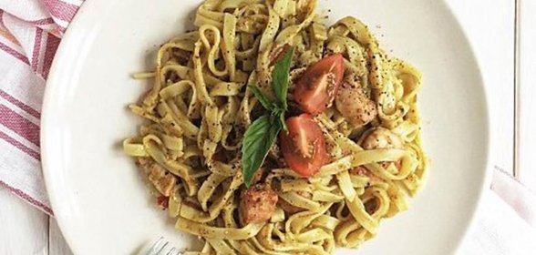 Феттучини с песто и курицей
