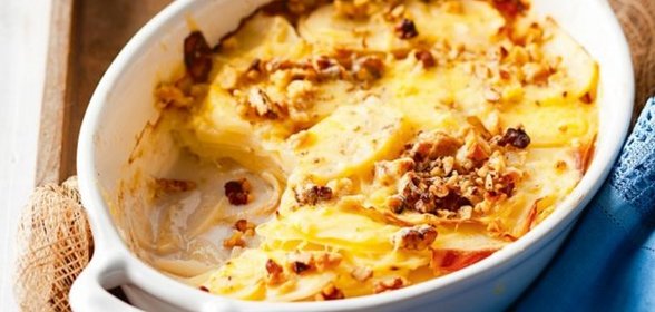 Картофельный гратен с яблоком и грецким орехом