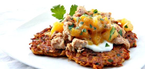 Куриные грудки с картофельными оладьями и чатни