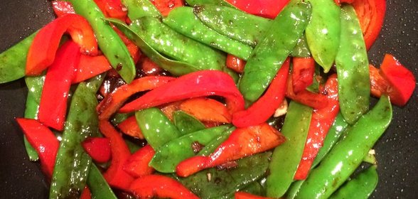 Cтир-фрай из зеленого горошка с соусом кесап манис