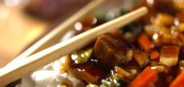 Курица терияки с чили, чесноком, зеленым луком и рисом