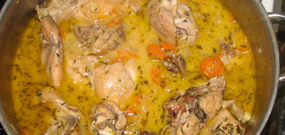 Кролик с чесноком и розмарином в белом вине