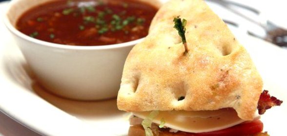 Сэндвичи из фокаччи с рукколой, моцареллой, маринованным красным луком и помидорами