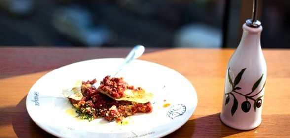 Тартар из филе молодого бычка с овощами и дижонской горчицей