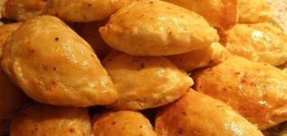 Закусочные пирожки с курицей в белом соусе