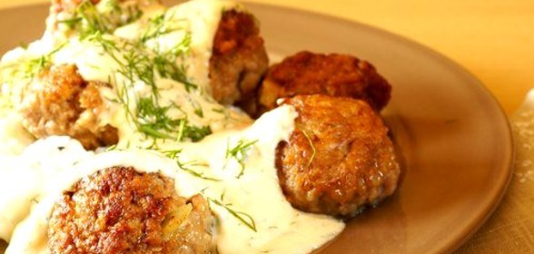 Куриные котлеты со сливочным соусом в микроволновой печи