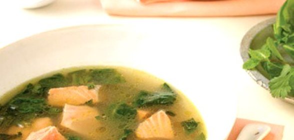 Лосось в зеленом бульоне с карри