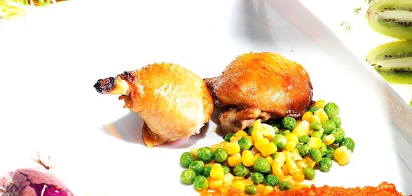 Лимонная курица с гарниром из зеленого горошка