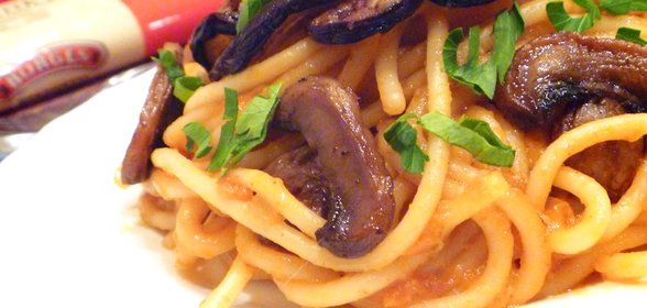 Спагетти в томатном соусе с баклажанами и грибами