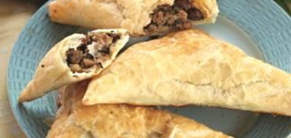 Пирожки с мясом, изюмом и орехами