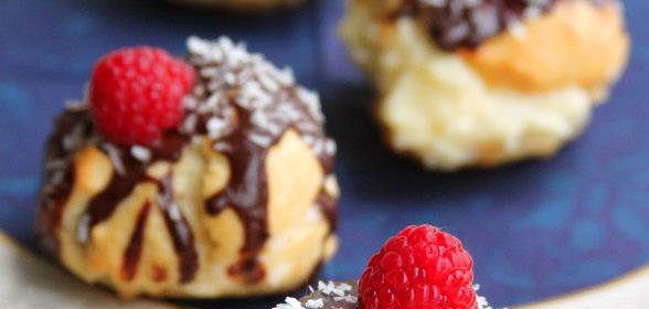 Эклеры с малиной и кокосовым кремом