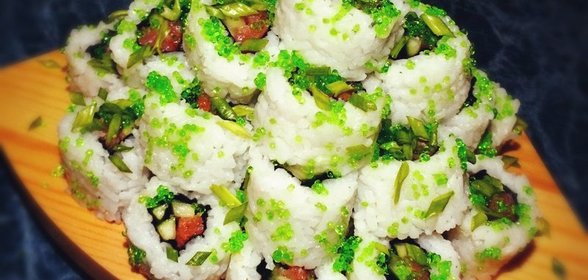 Ролл с сёмгой, огурцом и тобико