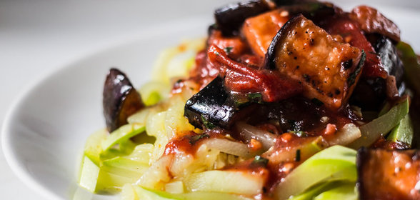 Паста из кабачков с томатным соусом