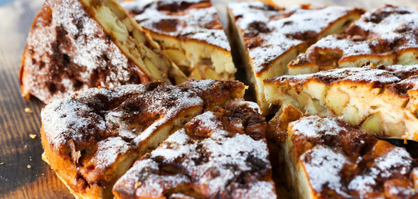 Пирог с яблоками и изюмом