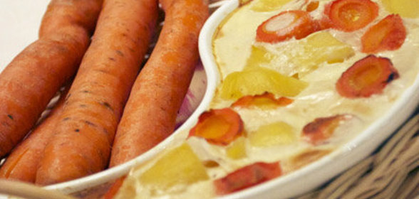 Картофельно-морковная запеканка в молочном соусе.