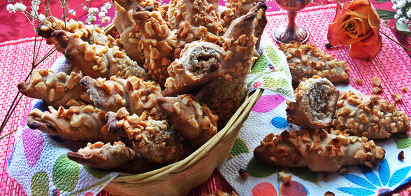 Рогалики с финиками,бананами и орехами (постные)