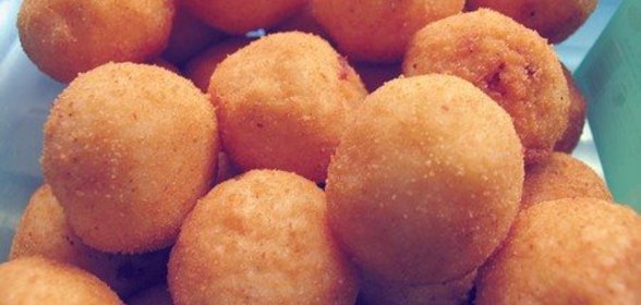 Рисовые крокеты с начинкой из фарша и моцареллы