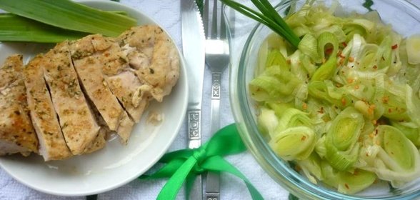 Гарнир из лука-порея к нежной курочке с чесноком