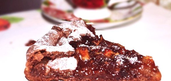 Шоколадно-яблочный пирог