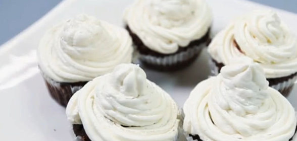 Шоколадный пирог с персиковым кремом