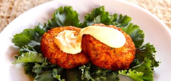 Котлеты из лосося с луком