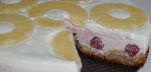 клубничный торт с ананасами