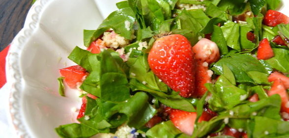 Салат с кускусом, клубникой и шпинатом