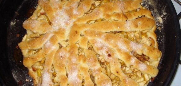 Песочный ореховый пирог с орехами изюмом и яблоками