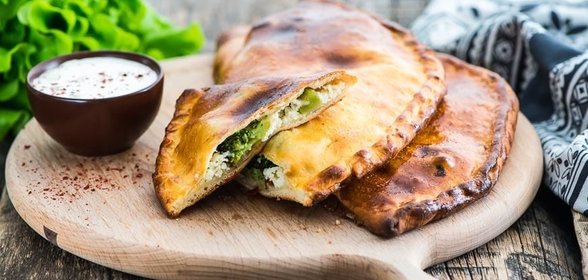 Кальцоне с брокколи и рикоттой