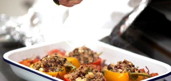 Запеченный перец с кускусом и фетой на подложке из запеченных овощей