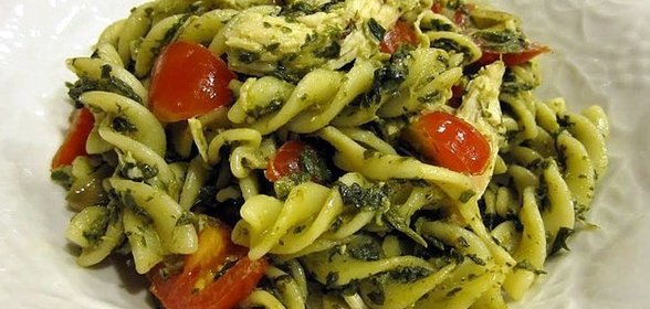 Паста с курицей, соусом песто и томатами