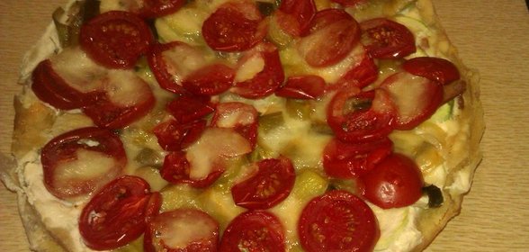 Летний киш с кабачками и беконом