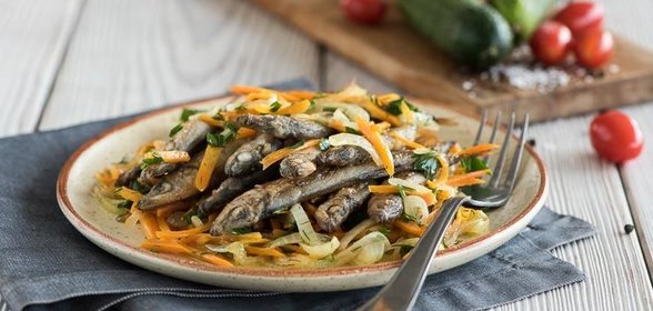 Жареная мойва с овощами