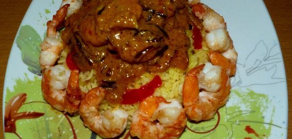 Индийский плов с креветками в соусе карри