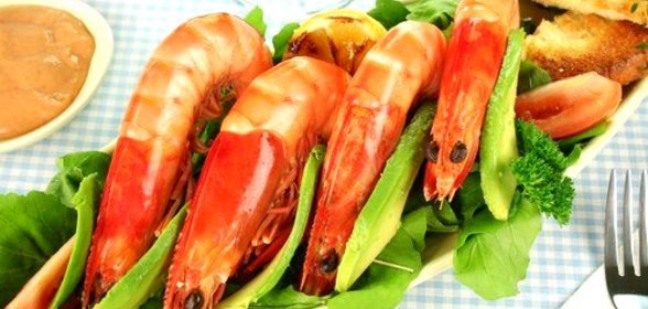 Креветки на гриле с соусом из авокадо и чили