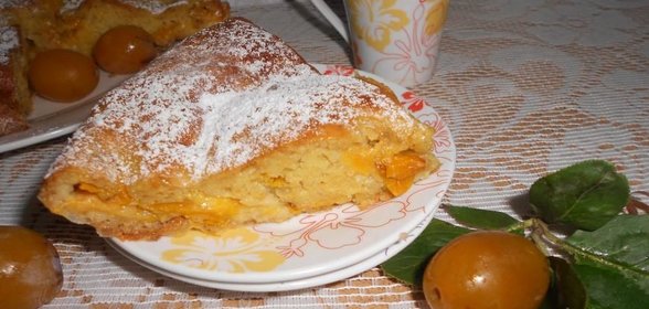 Шарлотка с желтыми сливами