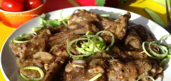 Бараньи ребра в миндально-ржаном соусе с чесноком, майораном и розмарином