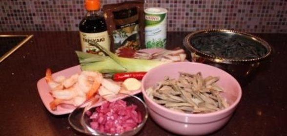 Лапша с языком и креветками в соусе Терияки