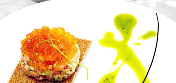 Тартар из лосося с огурцами и икрой