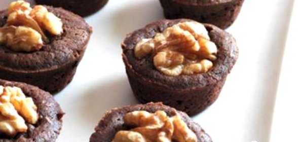 Шоколадные мини-кексы с орехами