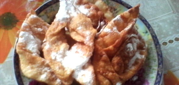 Слоеный хворост с сахарной пудрой