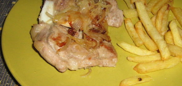 Стейк из телятины с луковым соусом