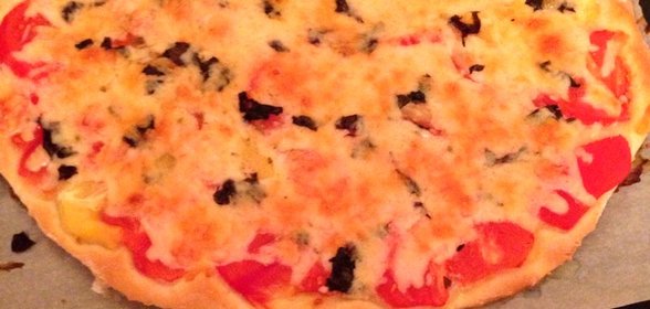 Пицца «Маргарита» с тертым сыром моцарелла на готовом тесте