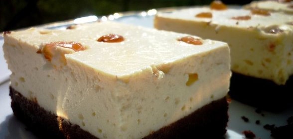 Шоколадные брауниз с творожным покрытием и изюмом