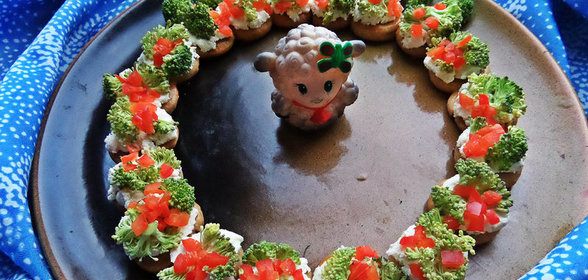 Рождественский венок-закуска с маскарпоне и овощами
