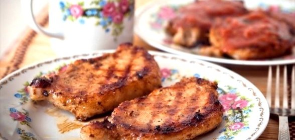 Стейк из свинины со сливовым соусом