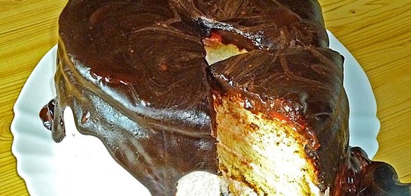 Торт с клубникой под шоколадом