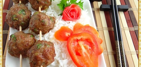 Рис с куриными фрикадельками по-тайски